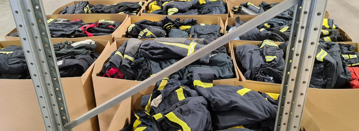 Palokuntien lahjoittamia varusteita laatikoissa
